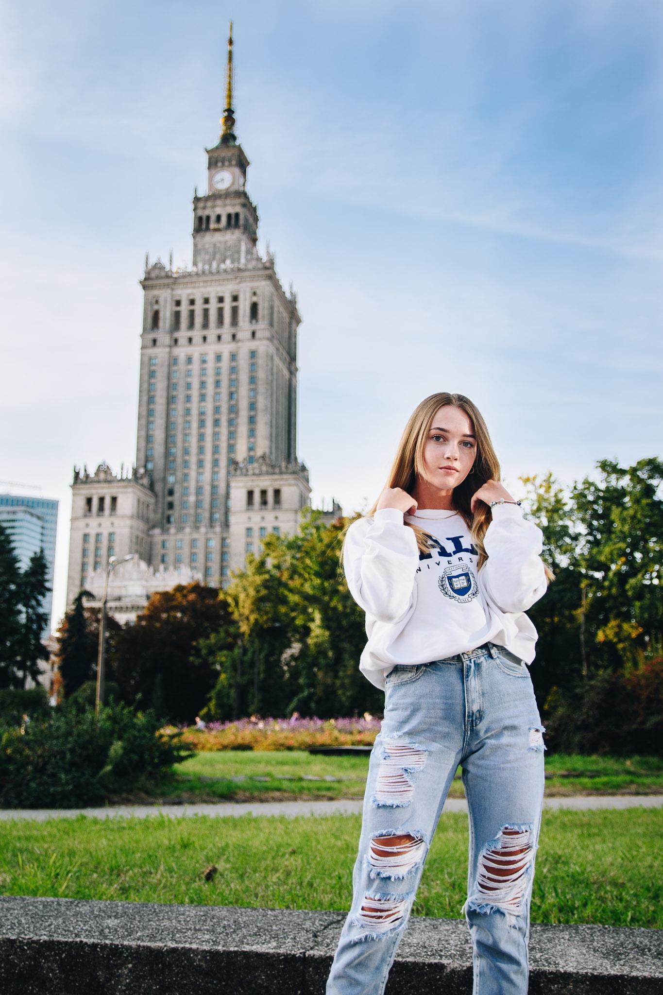 Blondynka na tle Pałacu Kultury