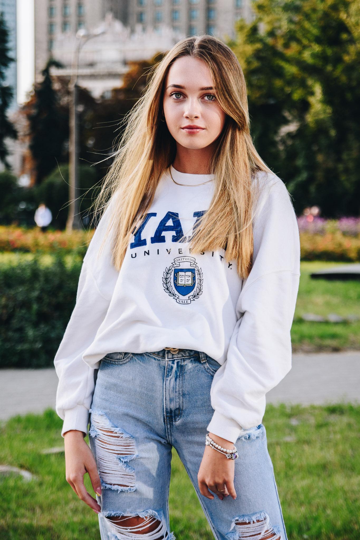Blondynka w bluzie dresowej pozuje do zdjęcia