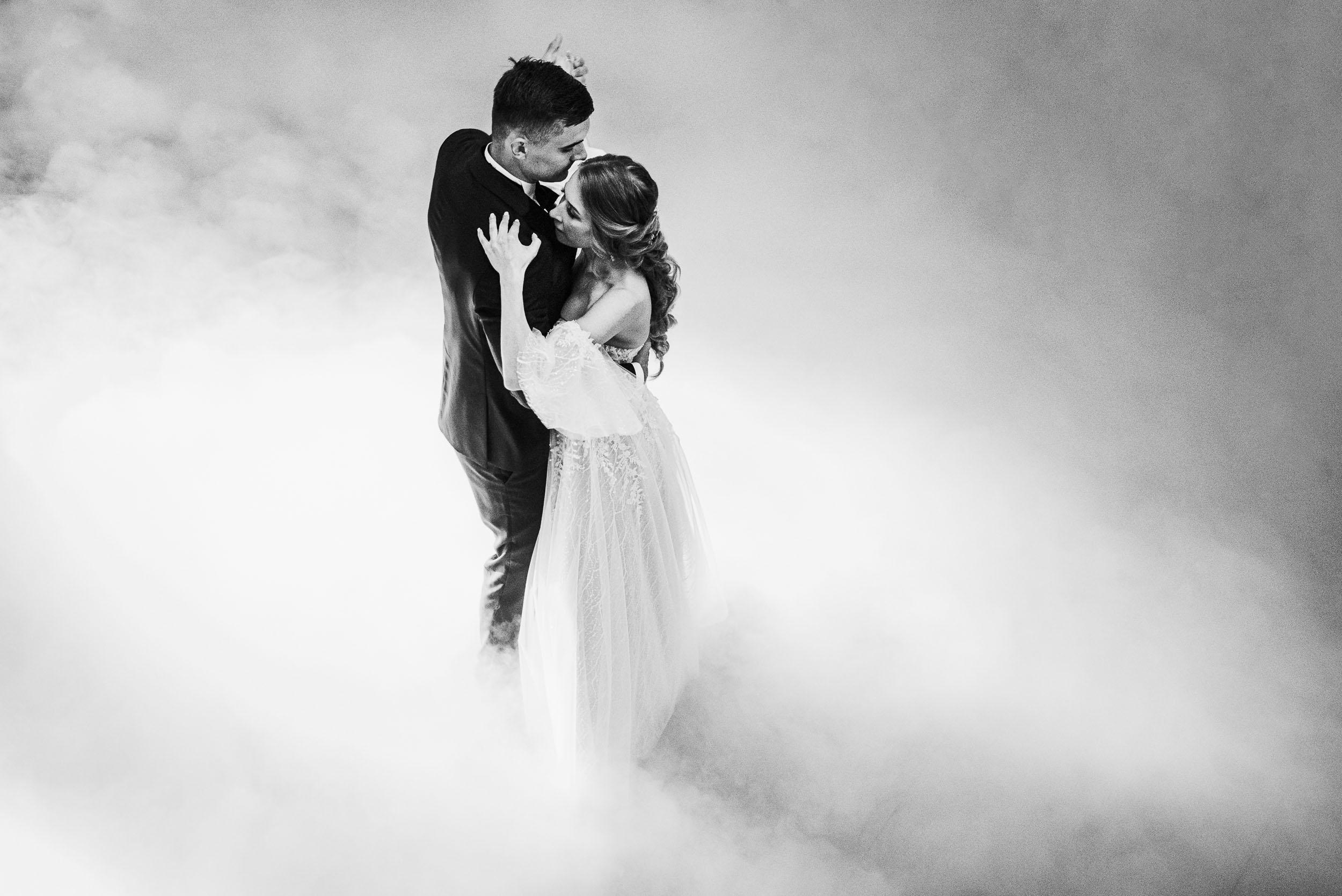 Pierwszy taniec młodej pary w kłębach ciężkiego dymu.