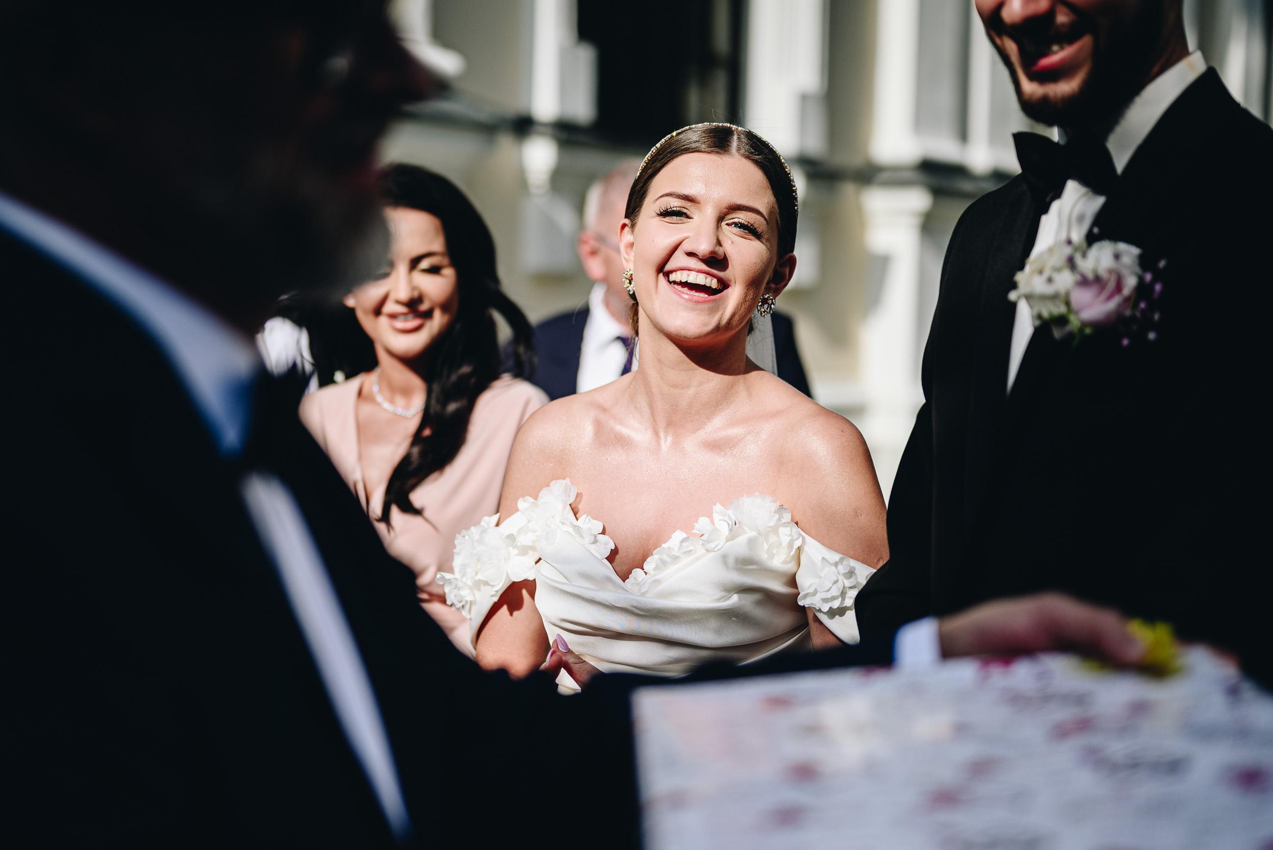 Panna młoda śmieje się podczas wręczania prezentów