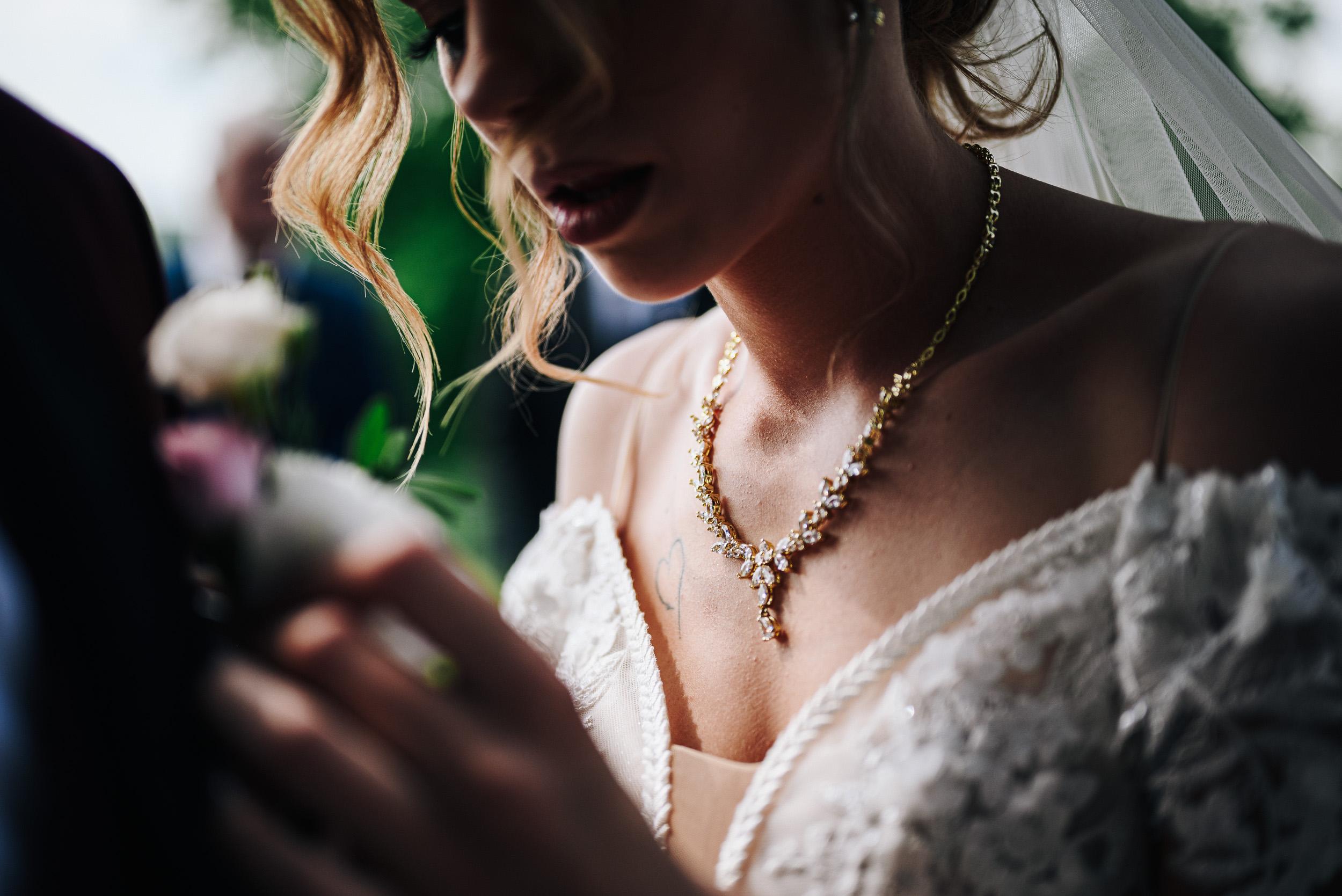 Piękny naszyjnik na szyi panny młodej