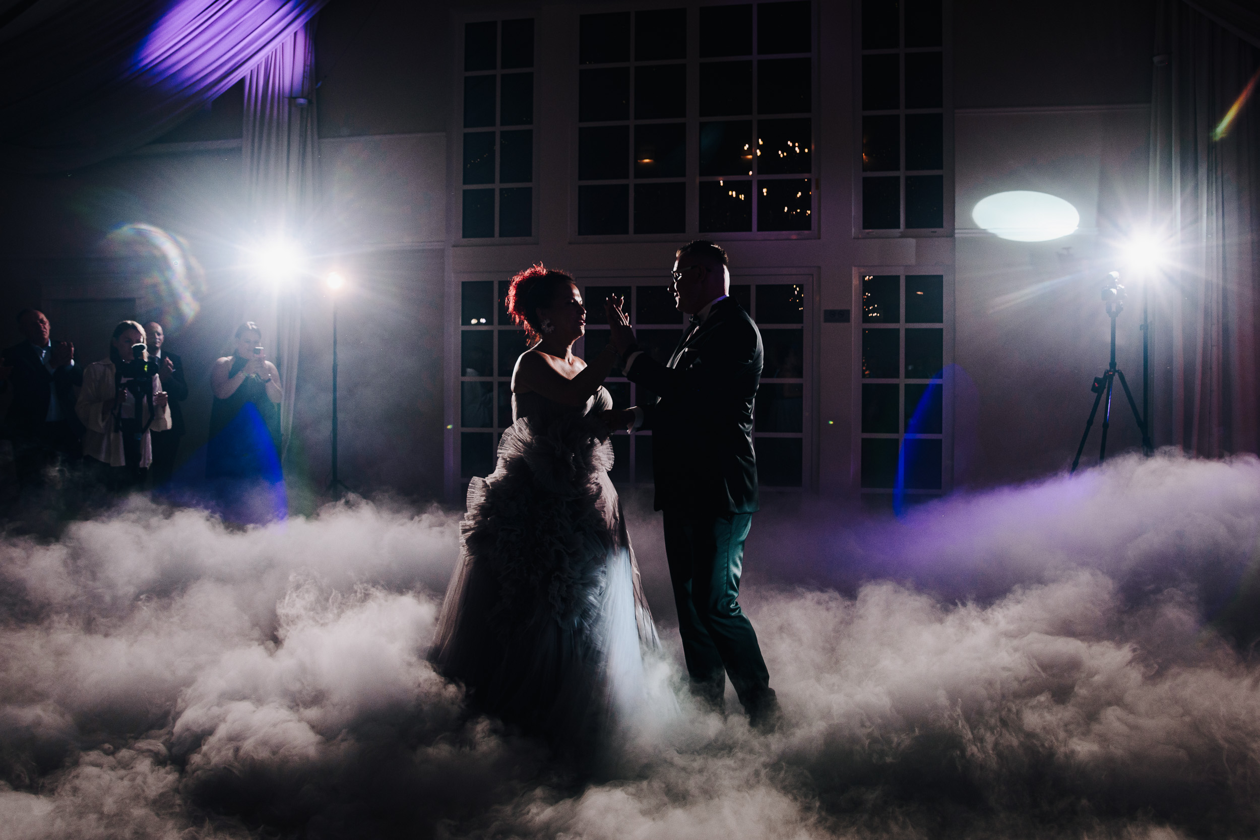Para młoda tańczy pierwszy taniec w kłębach ciężkiego dymu. Scenę oświetlają nastrojowe, fioletowe reflektory.